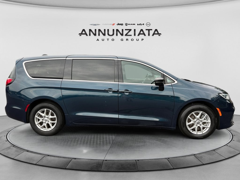 Used 2025 Chrysler Pacifica Select FWD image 6