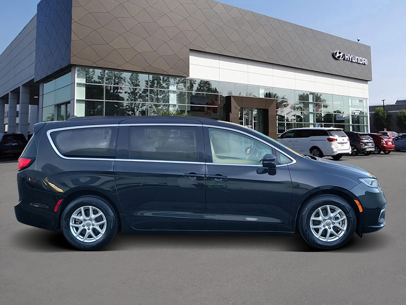 Used 2022 Chrysler Pacifica Touring-L image 4