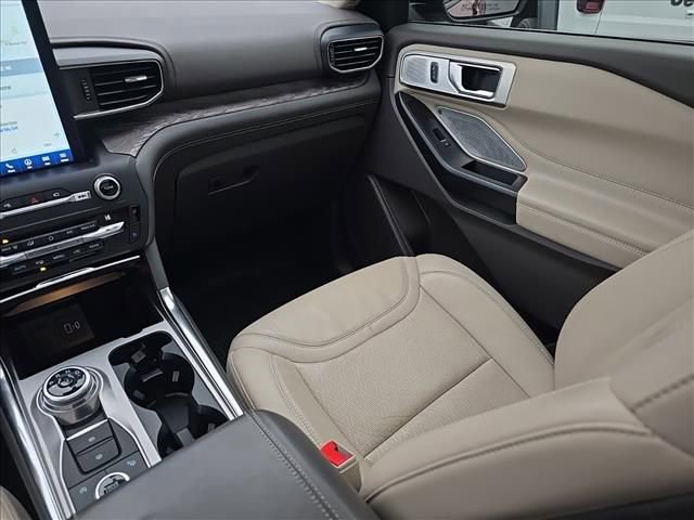 Used 2020 Ford Explorer Platinum w/ Premium Technology Package image 30