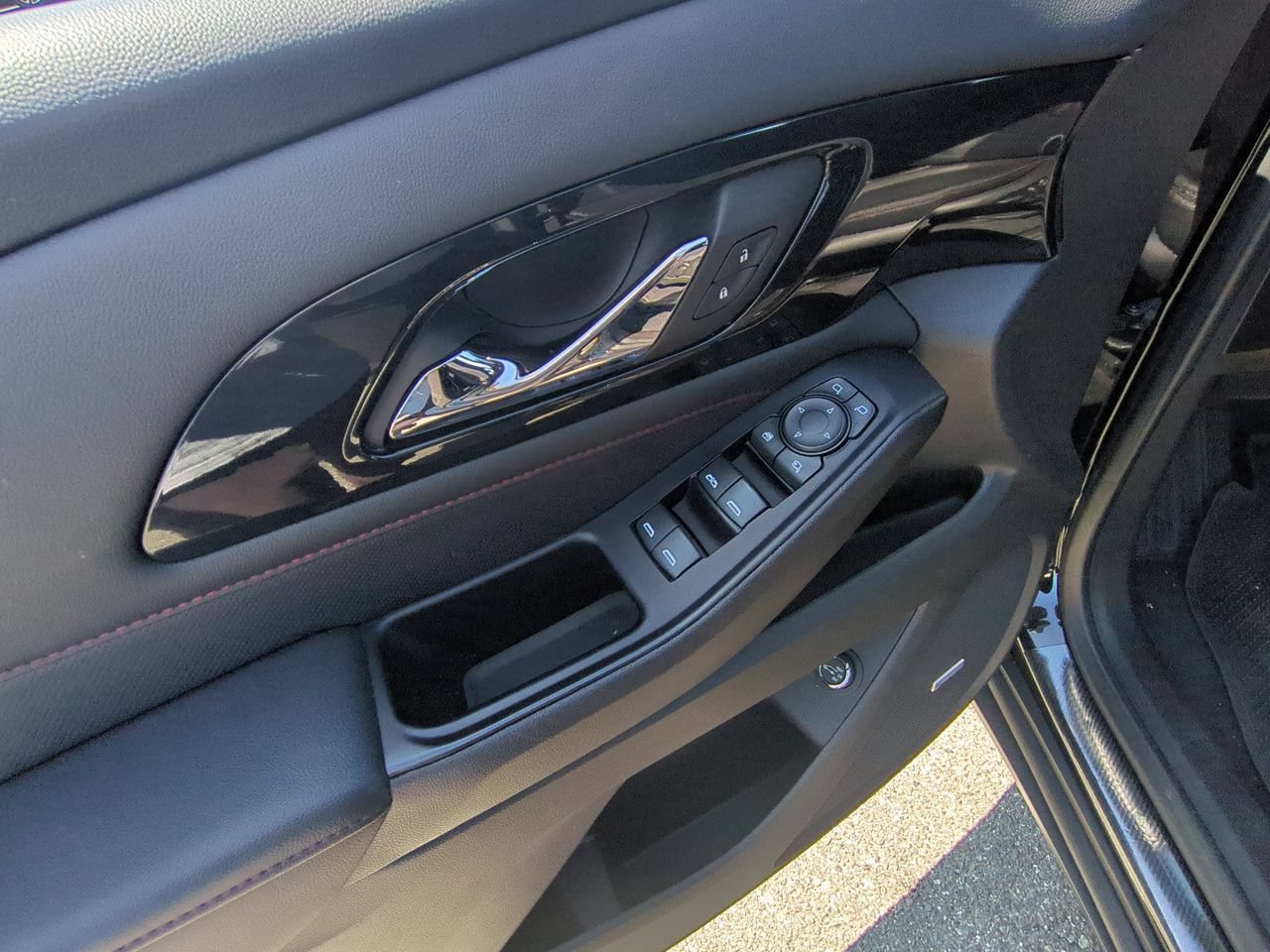 Used 2023 Chevrolet Traverse RS w/ LPO, Cargo Package FWD image 23