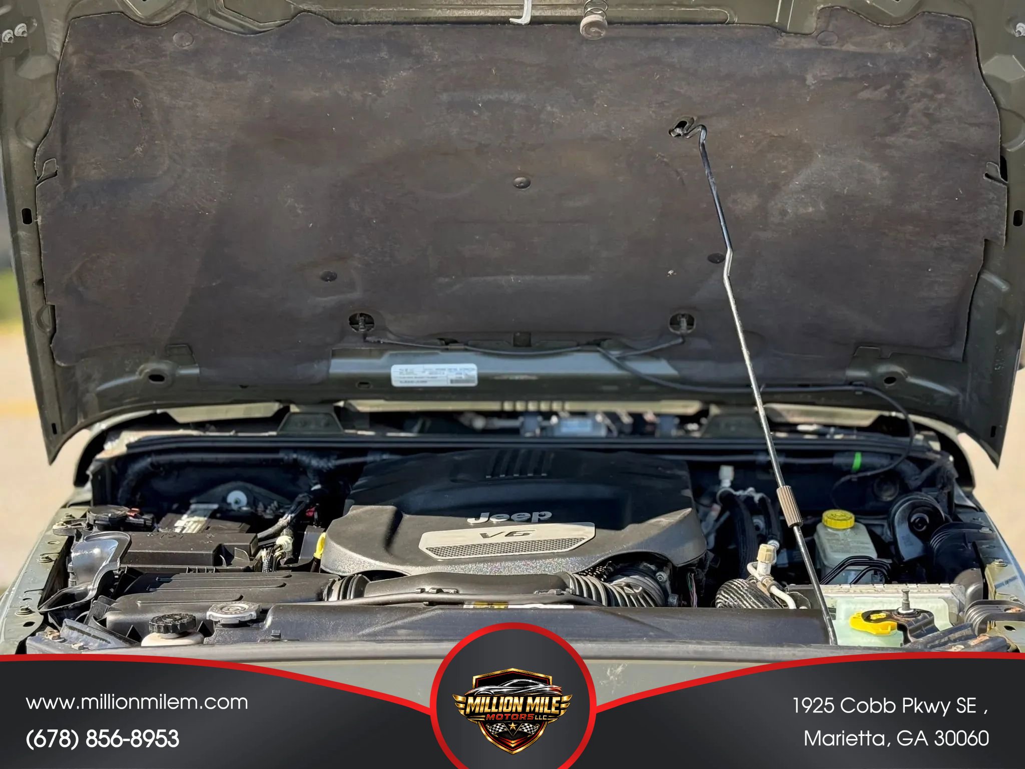 Used 2015 Jeep Wrangler Unlimited Sahara w/ Connectivity Group AWD/4WD image 27