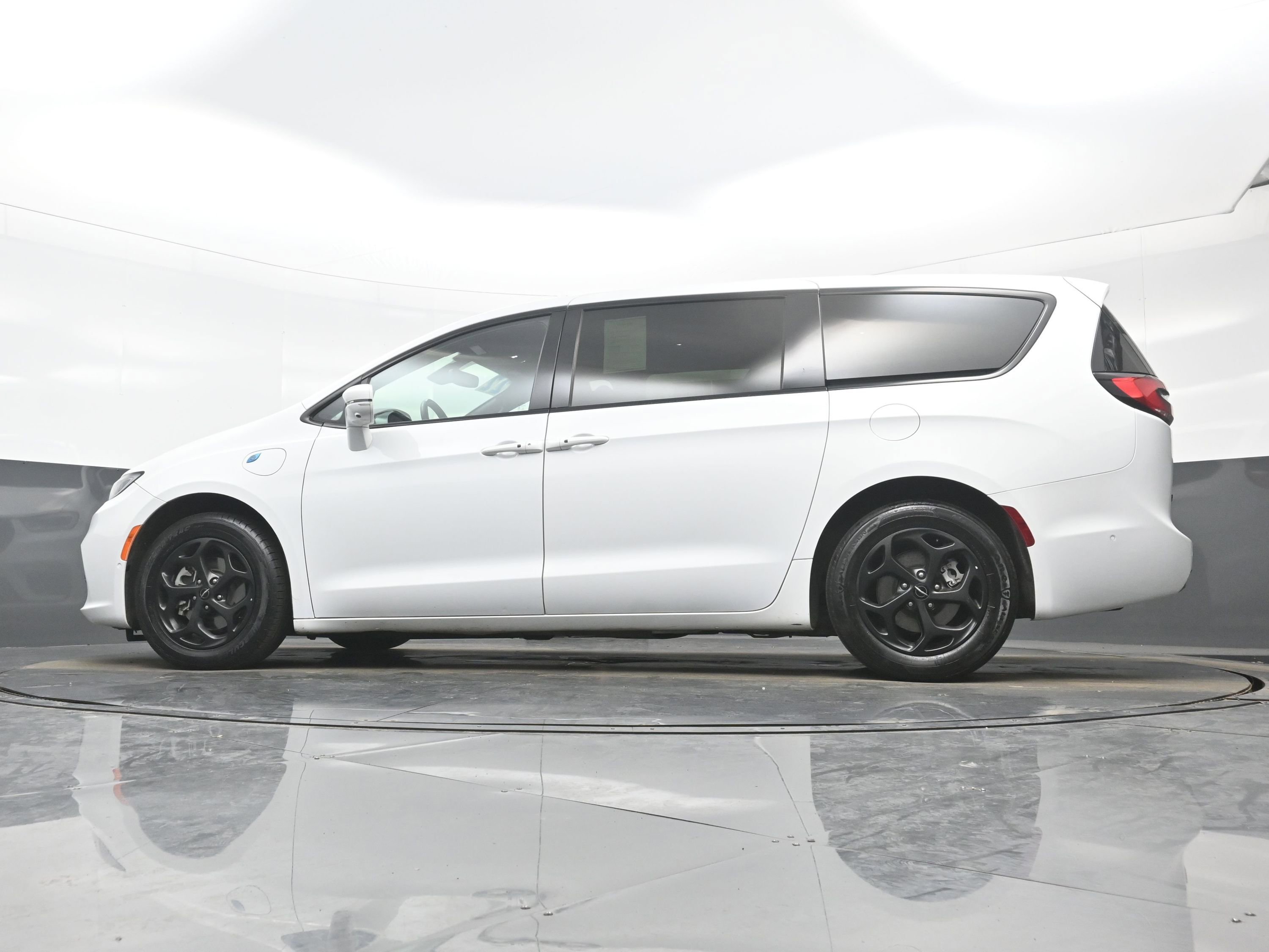 Used 2022 Chrysler Pacifica Touring-L w/ Uconnect Theater Family Group image 28