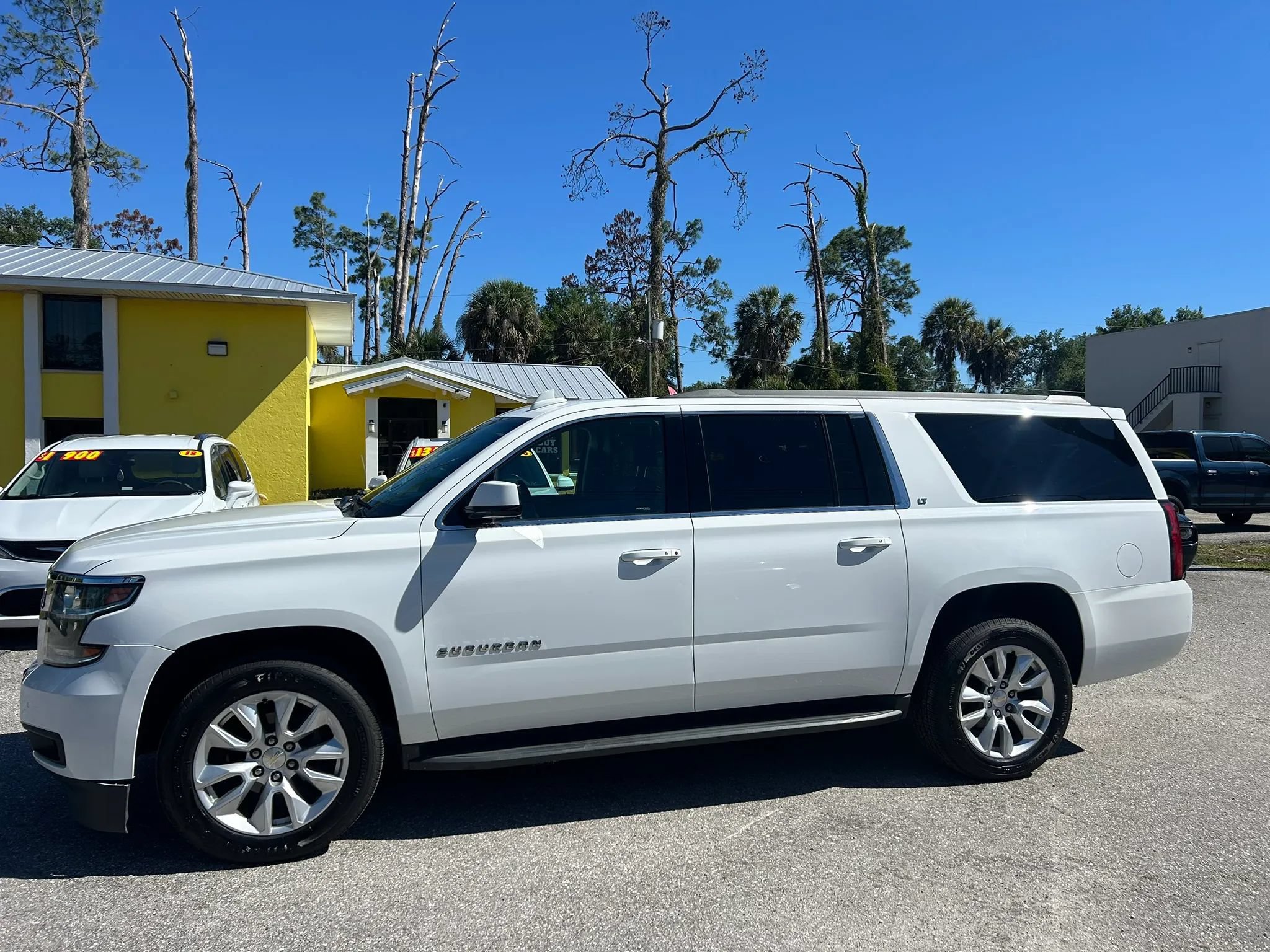 Used 2017 Chevrolet Suburban LT RWD image 2
