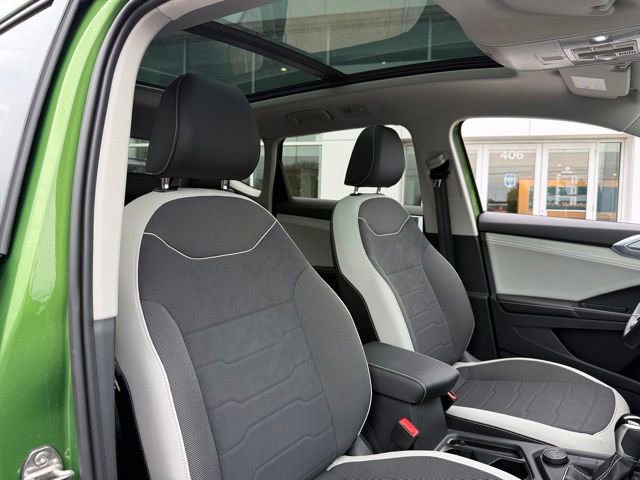 Used 2025 Volkswagen Taos SE w/ Panoramic Sunroof Package AWD/4WD image 23