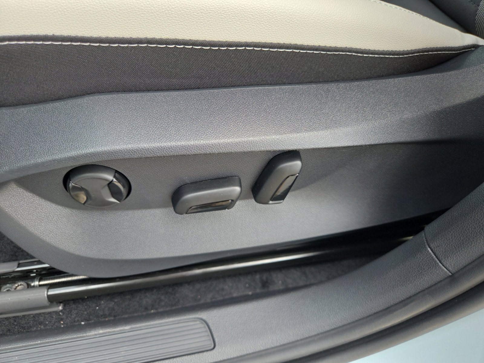New 2027 Volkswagen Taos SE FWD image 20