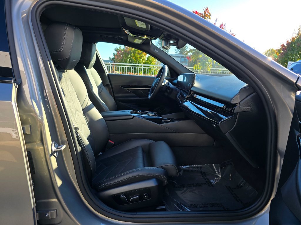 Used 2024 BMW 530i w/ M Sport Package RWD image 11