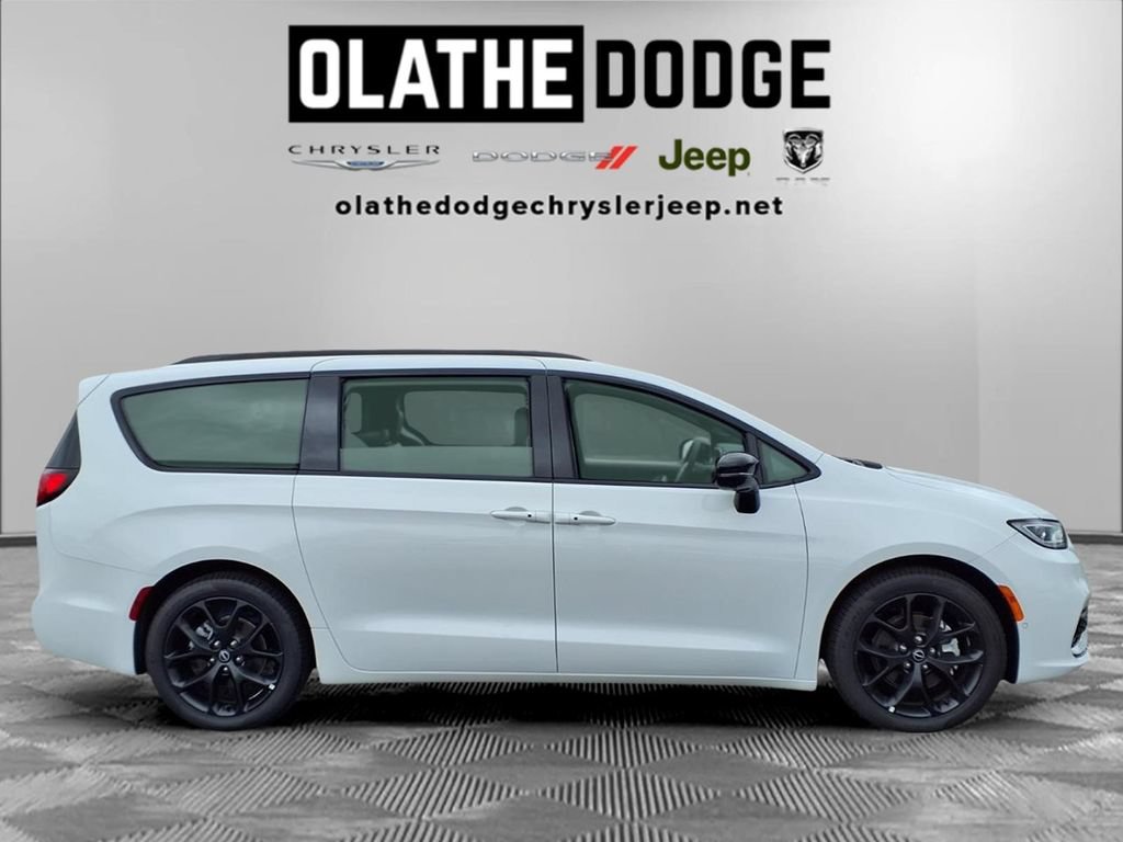 New 2026 Chrysler Pacifica Select w/ S Appearance Package FWD image 28