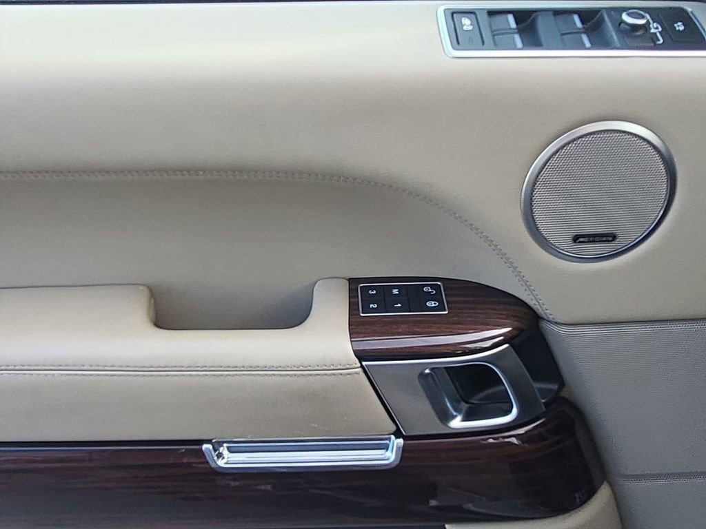 Used 2016 Land Rover Range Rover HSE image 29