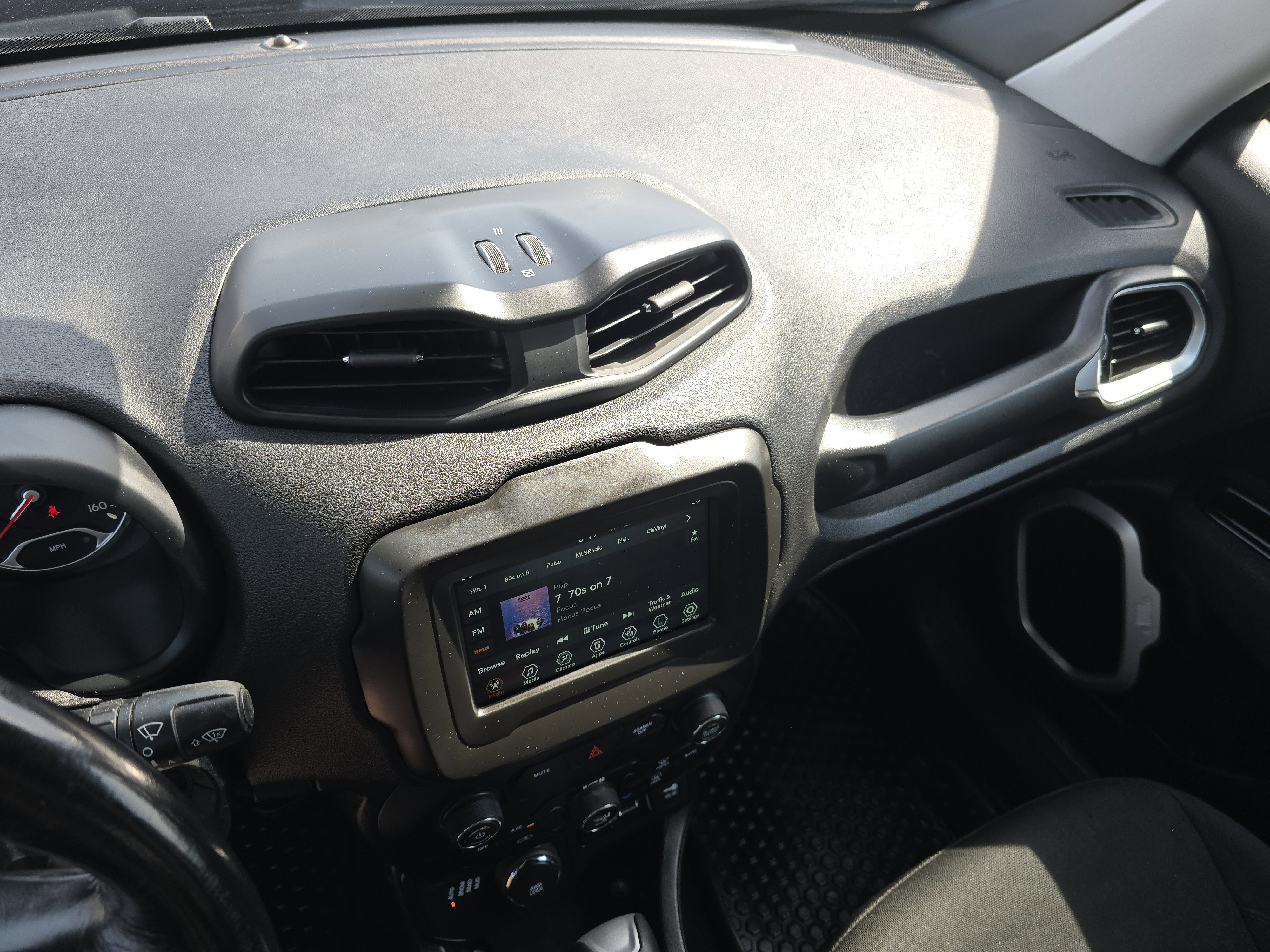 Used 2020 Jeep Renegade Latitude w/ Cold Weather Group image 29