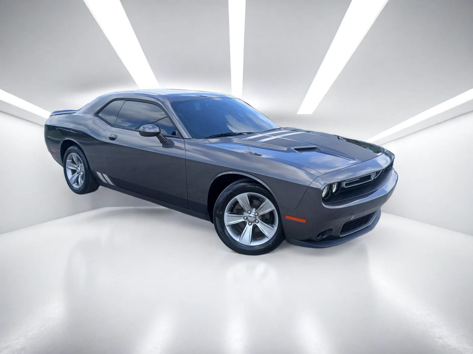 Used 2019 Dodge Challenger SXT RWD image 2