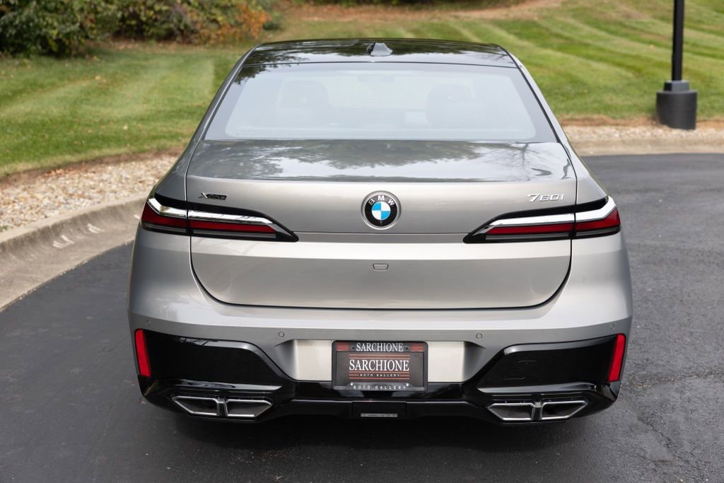 Used 2024 BMW 760i xDrive w/ Premium Package 2 image 13