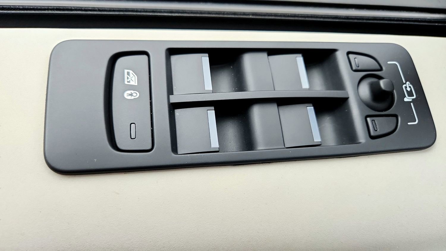 Used 2023 Land Rover Discovery Sport SE image 23