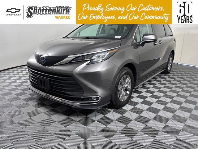 Used 2023 Toyota Sienna XLE AWD/4WD image 1