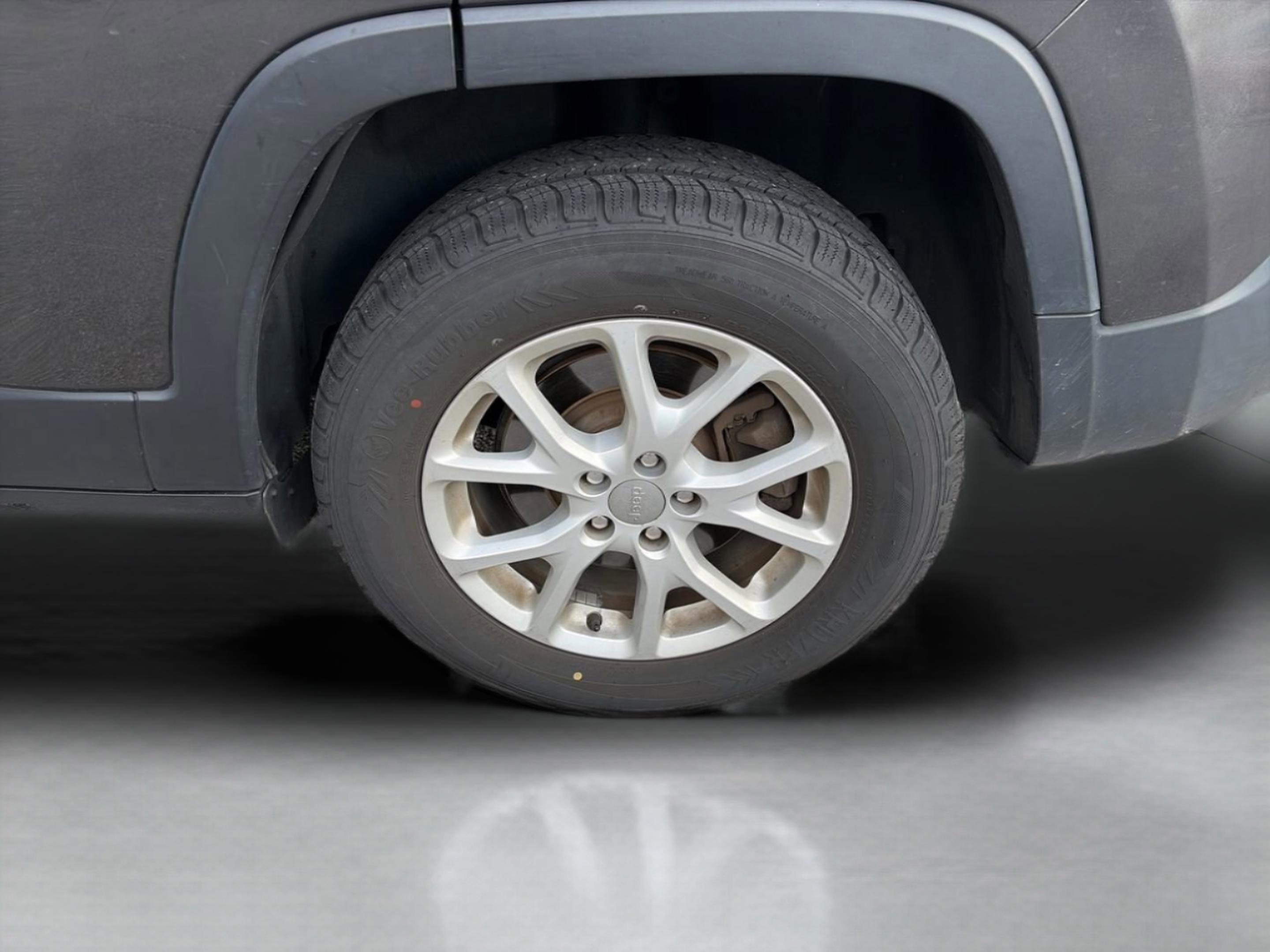 Used 2016 Jeep Cherokee Latitude w/ Cold Weather Group image 31