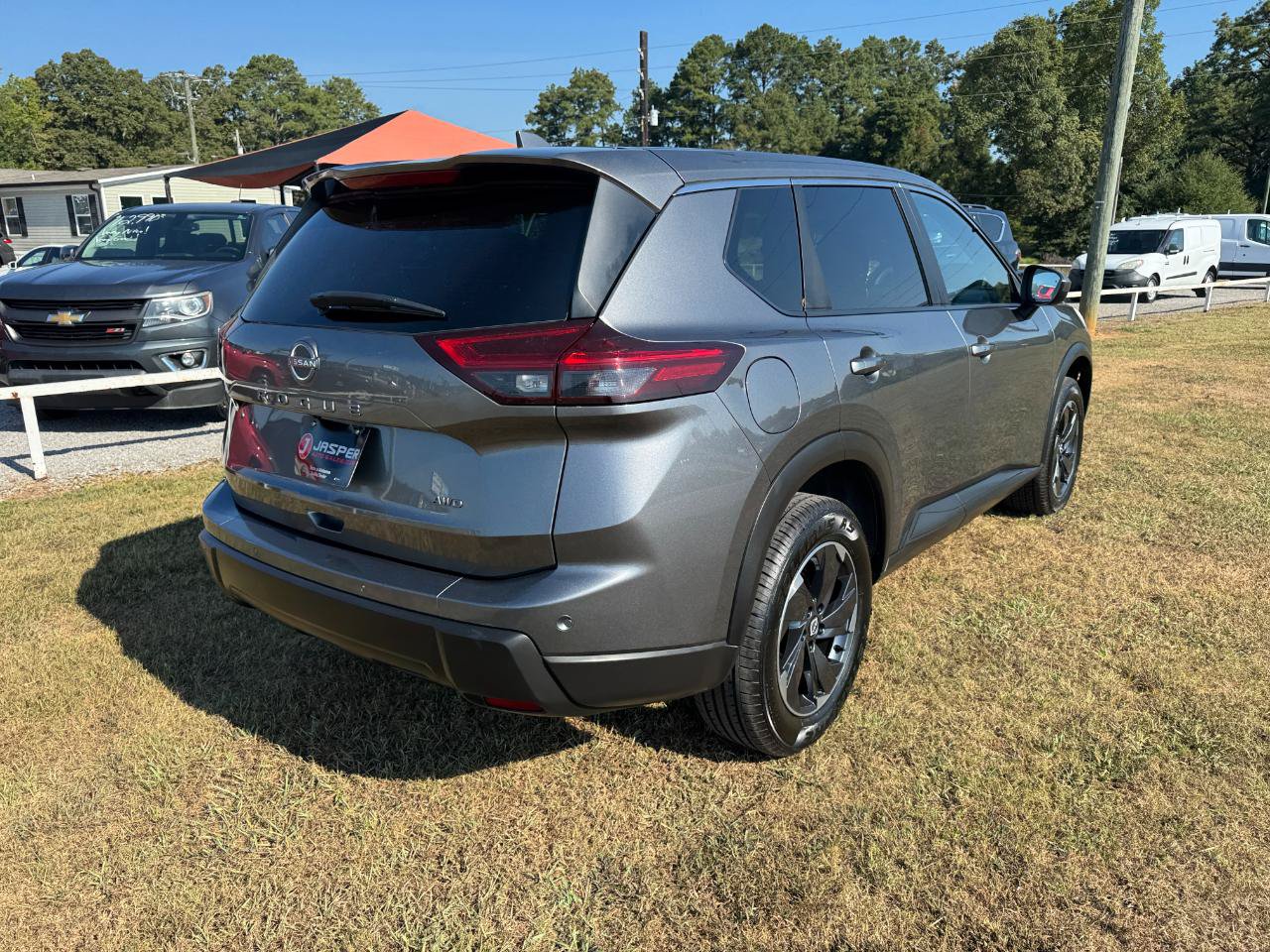 Used 2025 Nissan Rogue SV AWD/4WD image 3