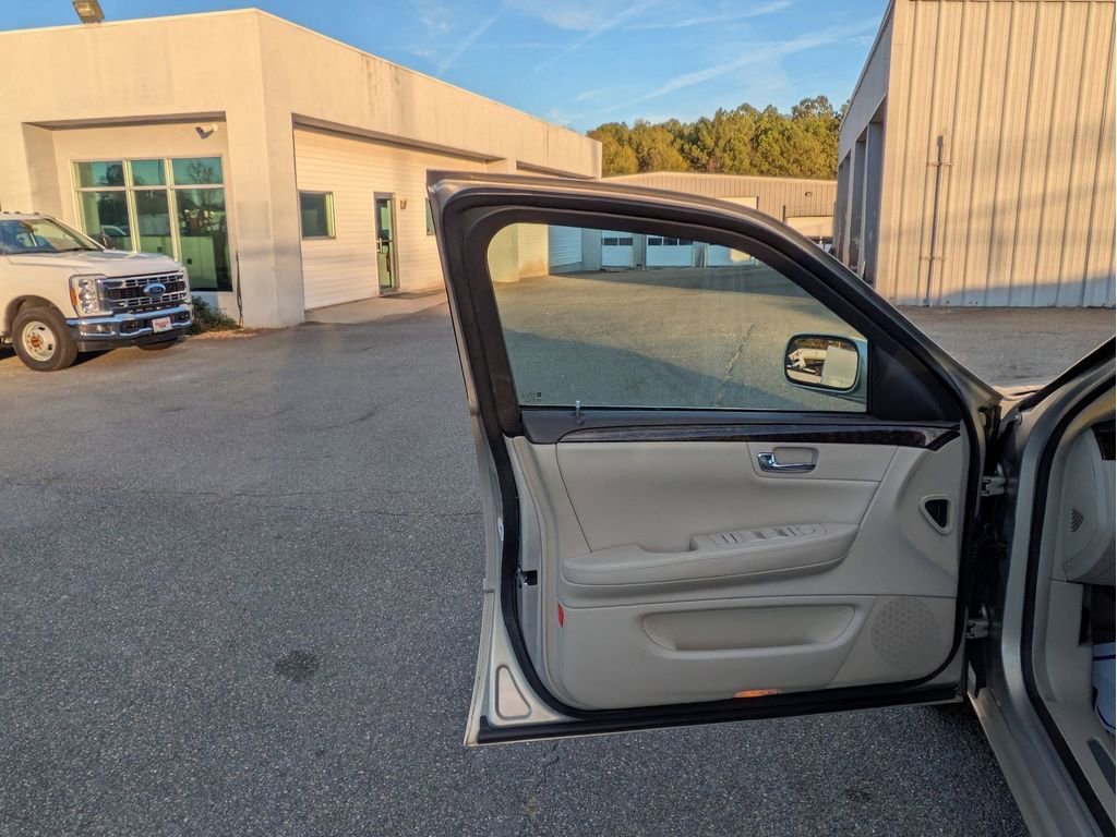 Used 2008 Cadillac DTS w/1SA image 10