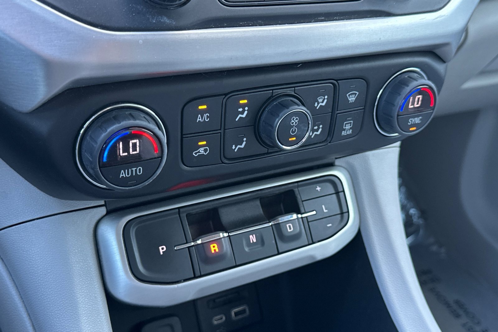 Used 2023 GMC Acadia SLT image 29