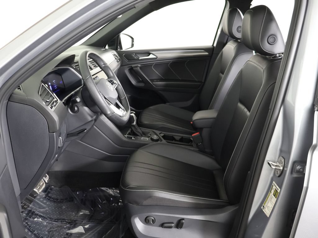 Used 2024 Volkswagen Tiguan SE R-Line AWD/4WD image 31
