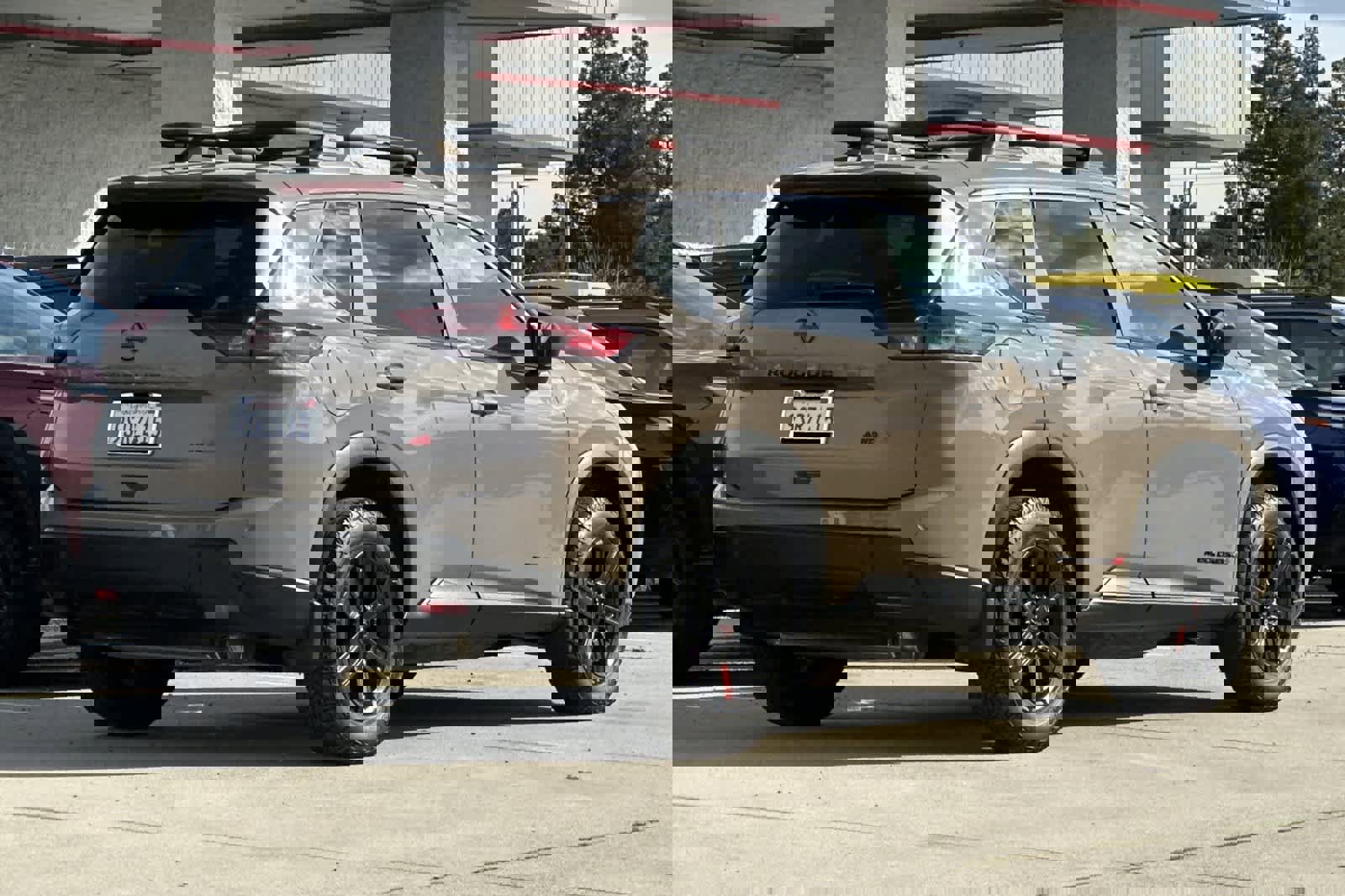 Used 2025 Nissan Rogue SV image 3