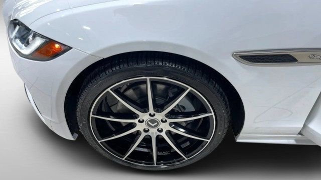 Used 2022 Jaguar XF R-Dynamic SE image 20