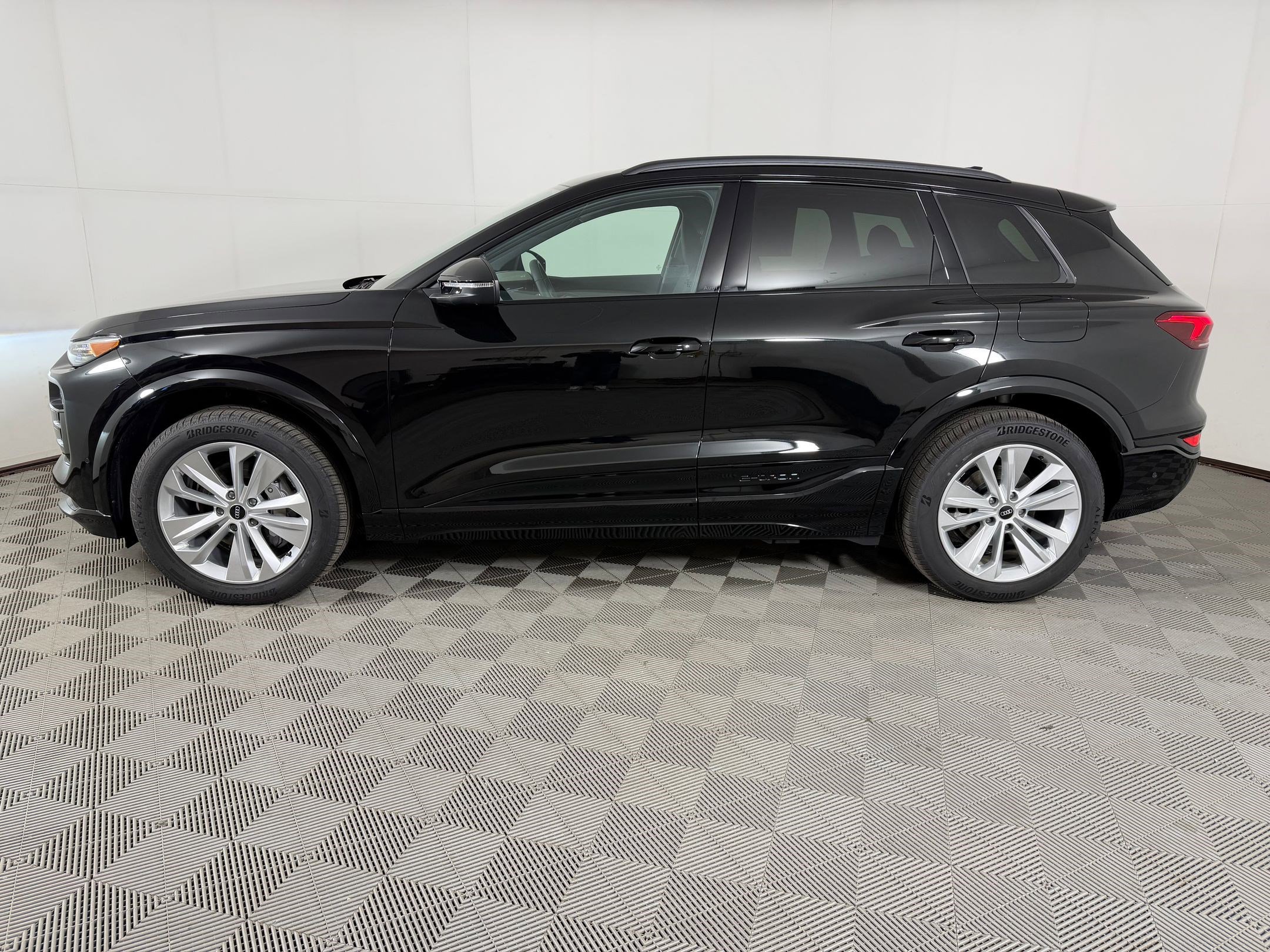 Used 2025 Audi Q6 e-tron Premium Plus w/ Premium Plus RWD image 2