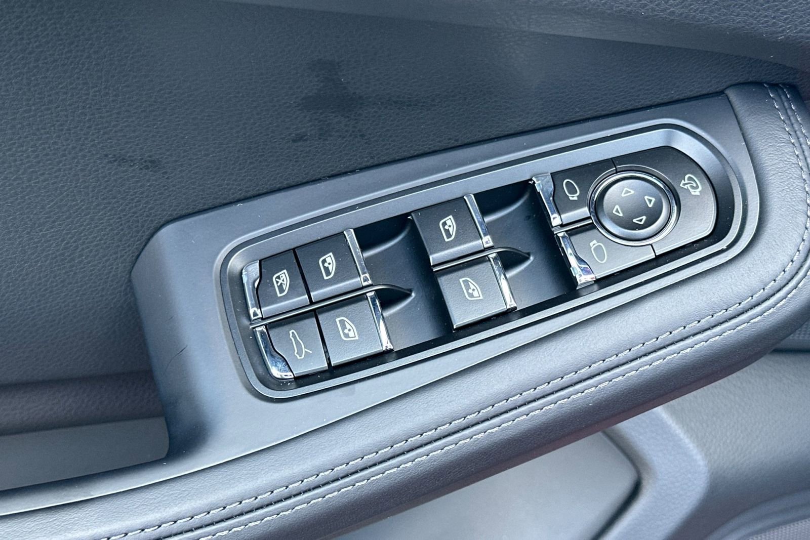 New 2026 Porsche Macan AWD/4WD image 13