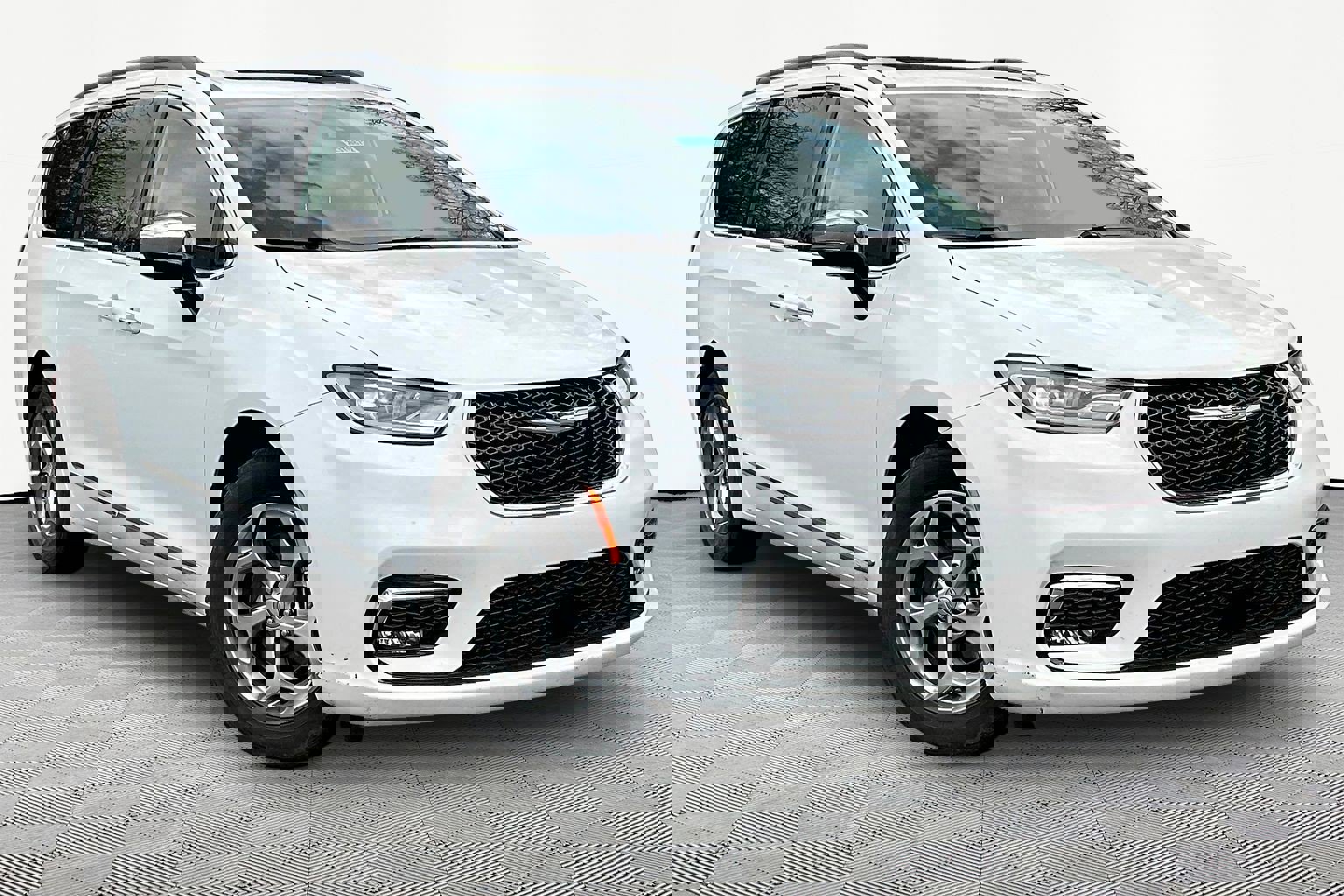 Used 2023 Chrysler Pacifica Limited image 3