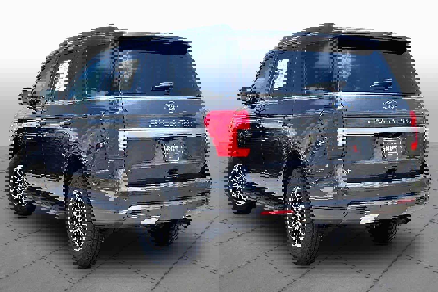 Used 2024 Ford Expedition XLT image 11