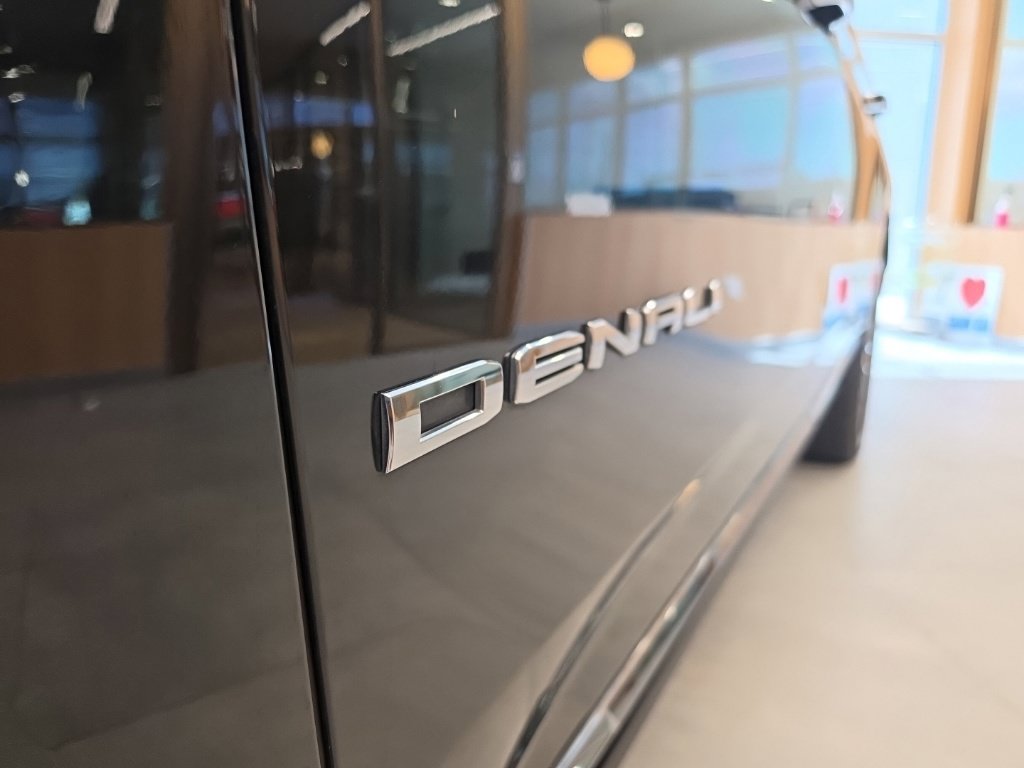 Used 2023 GMC Yukon XL Denali Ultimate AWD/4WD image 7