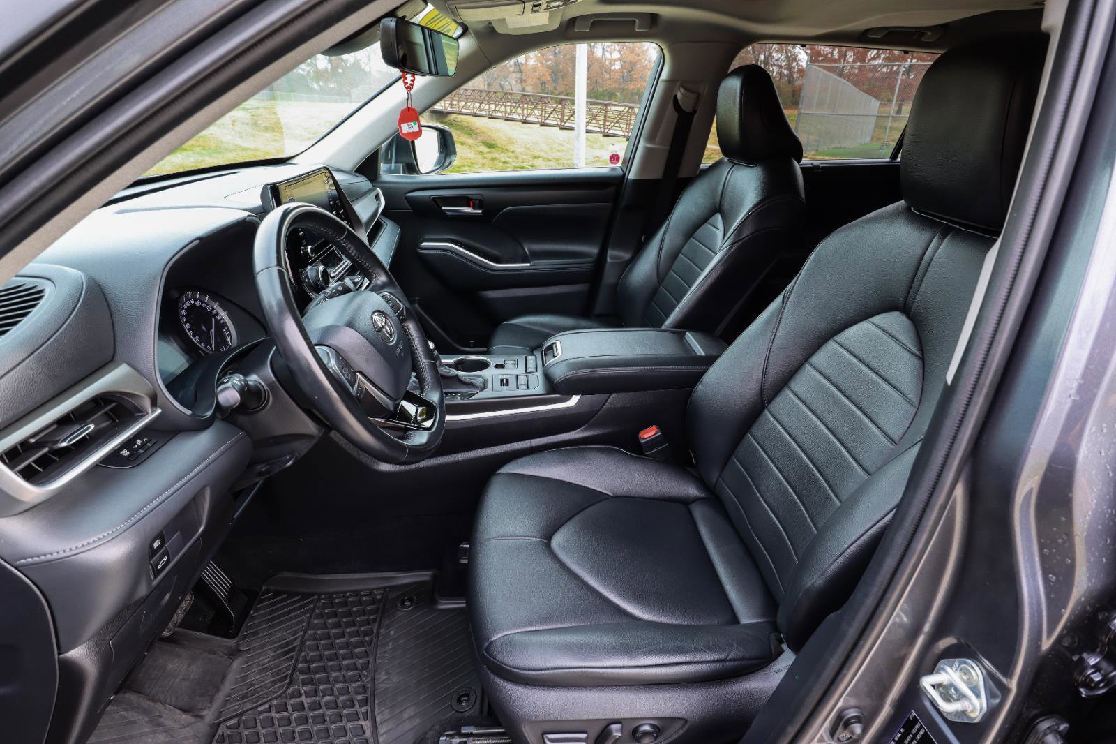 Used 2020 Toyota Highlander XLE image 42