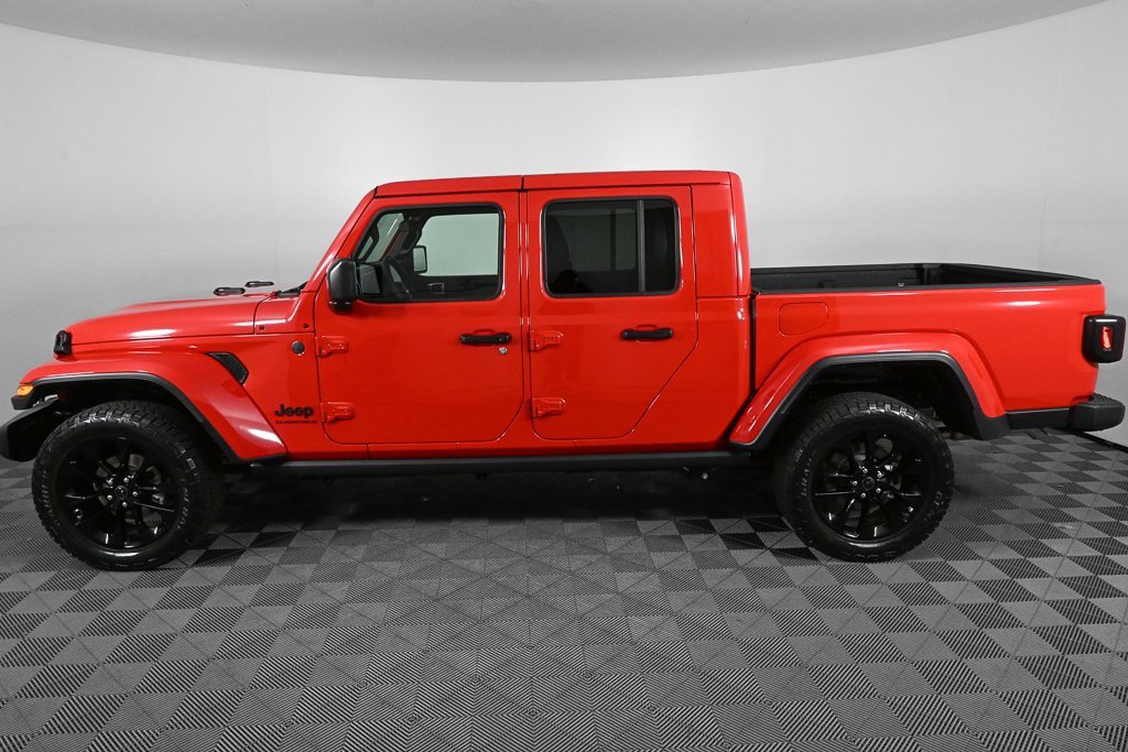 Used 2025 Jeep Gladiator Sport image 2