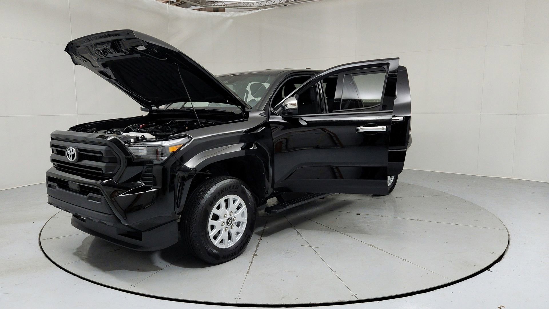 Used 2025 Toyota Tacoma SR AWD/4WD image 9