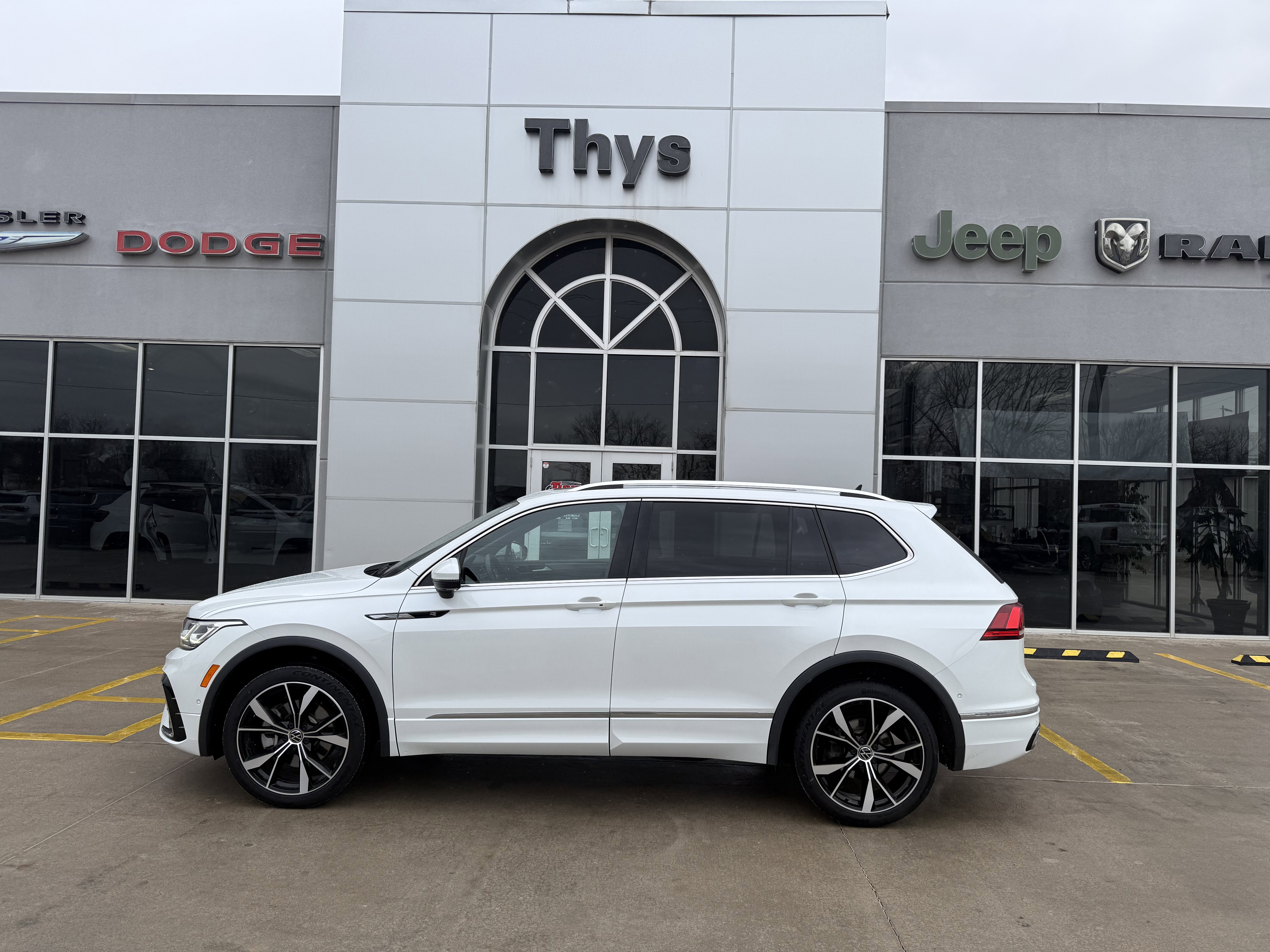 Used 2022 Volkswagen Tiguan SEL R-Line image 41