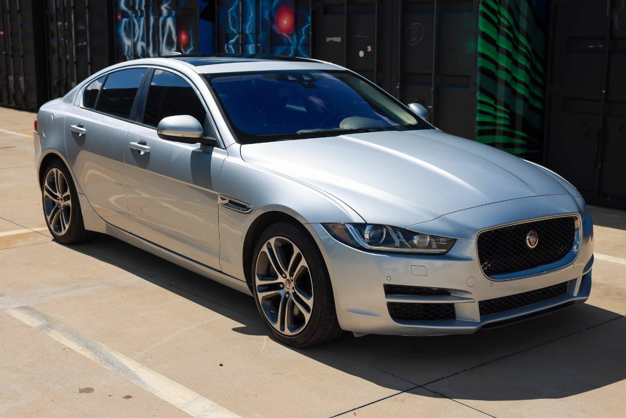 Used 2017 Jaguar XE Premium RWD image 17