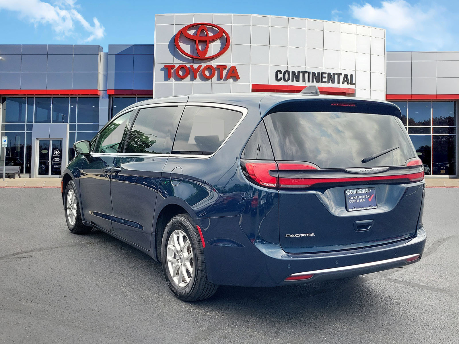 Used 2024 Chrysler Pacifica Touring-L FWD image 4