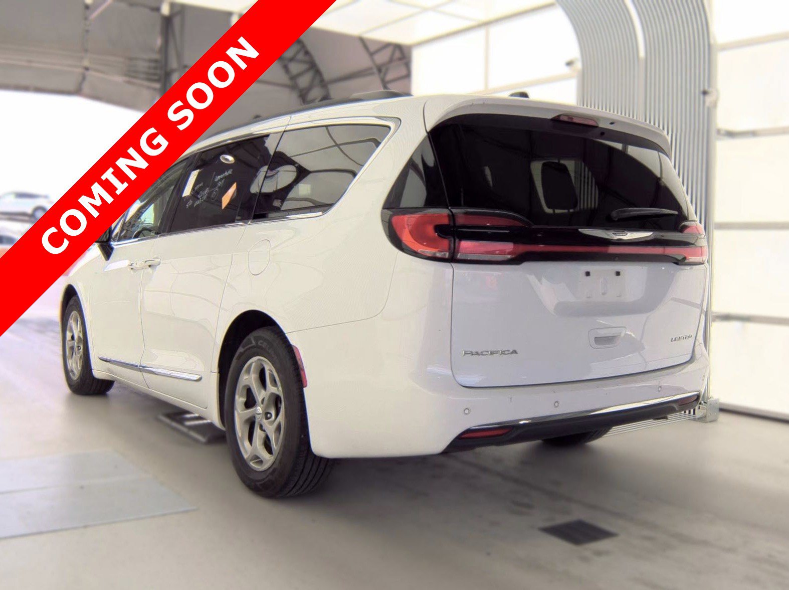 Used 2023 Chrysler Pacifica Limited FWD image 4