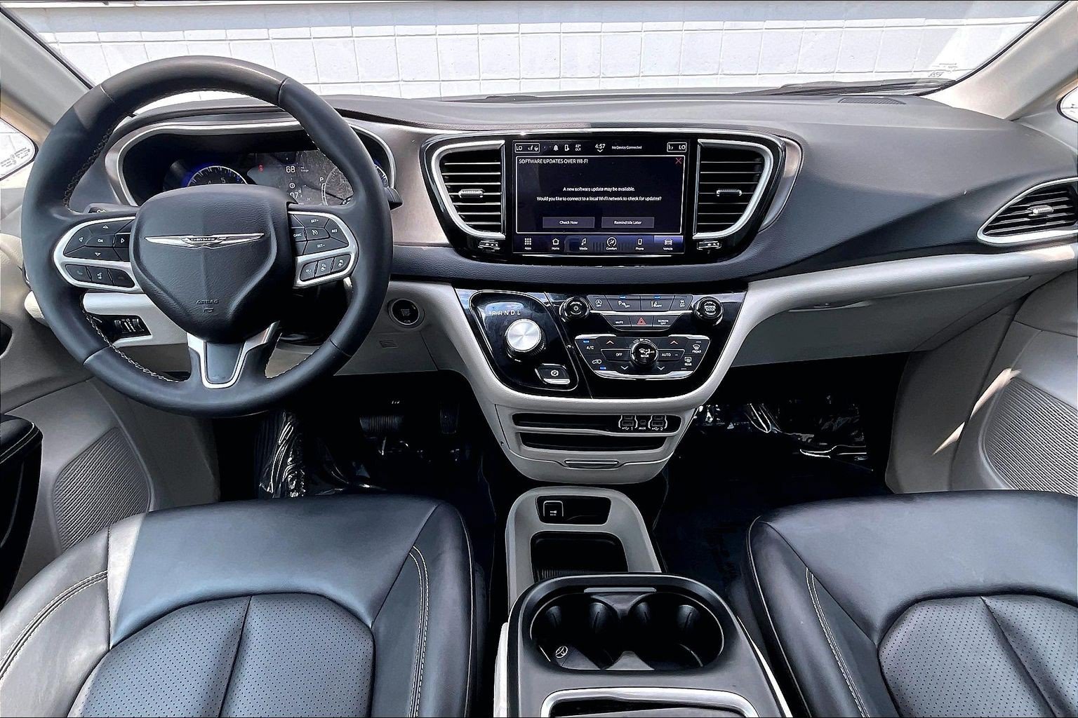 Used 2024 Chrysler Pacifica Touring-L FWD image 19