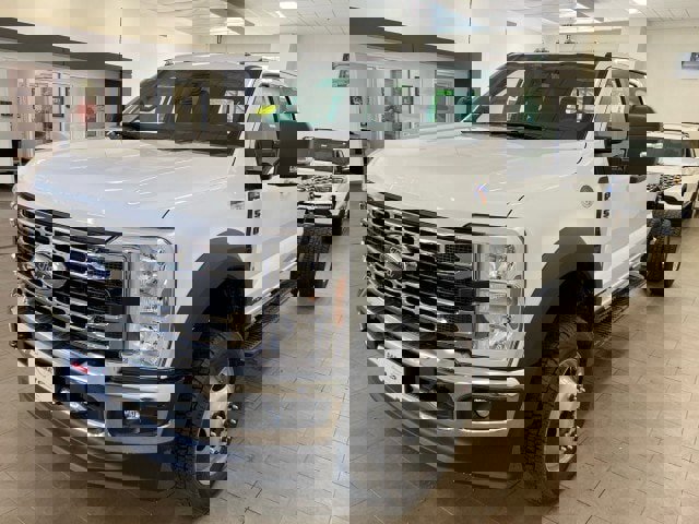 New 2025 Ford F550 4x4 Crew Cab image 4