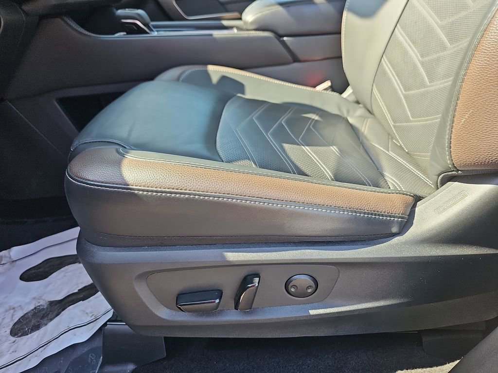 Used 2024 Nissan Pathfinder Platinum w/ Cargo Package image 34