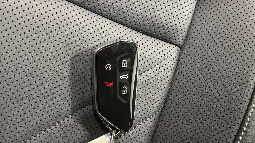 Used 2025 Volkswagen Tiguan SE R-Line AWD/4WD image 40