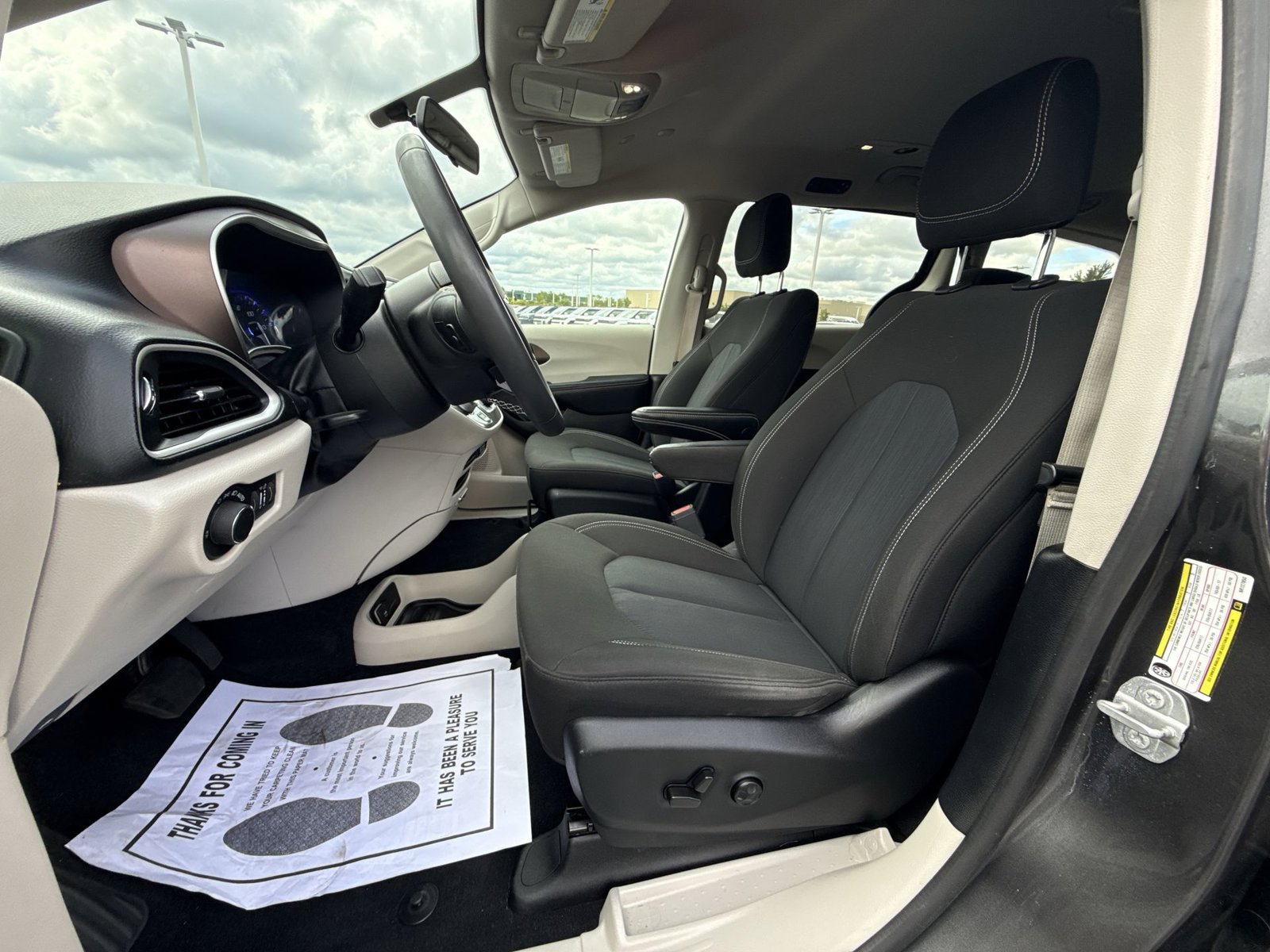Used 2022 Chrysler Voyager LX FWD image 12