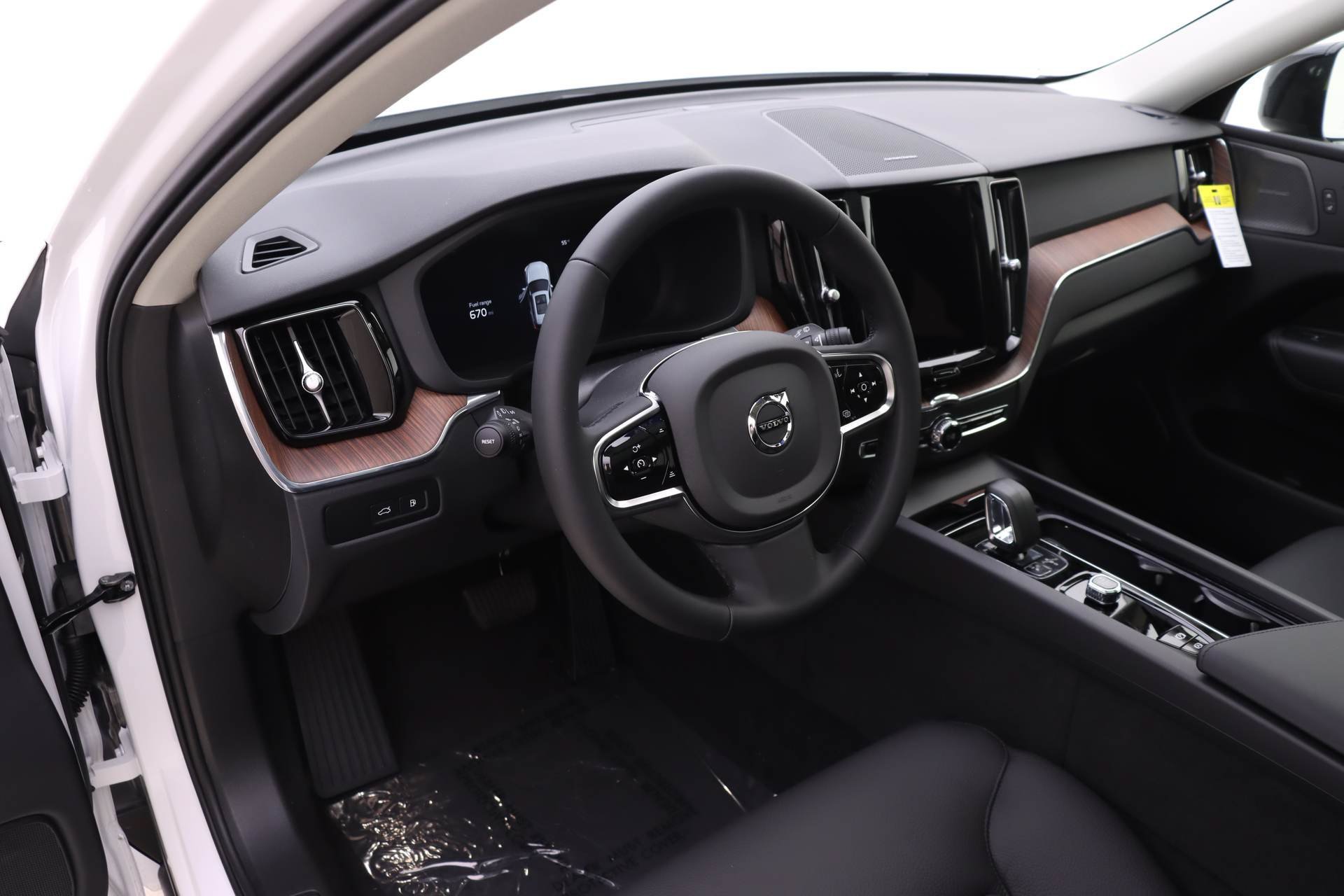 New 2024 Volvo XC60 T8 Plus w/ Protection Package Premier AWD/4WD image 6