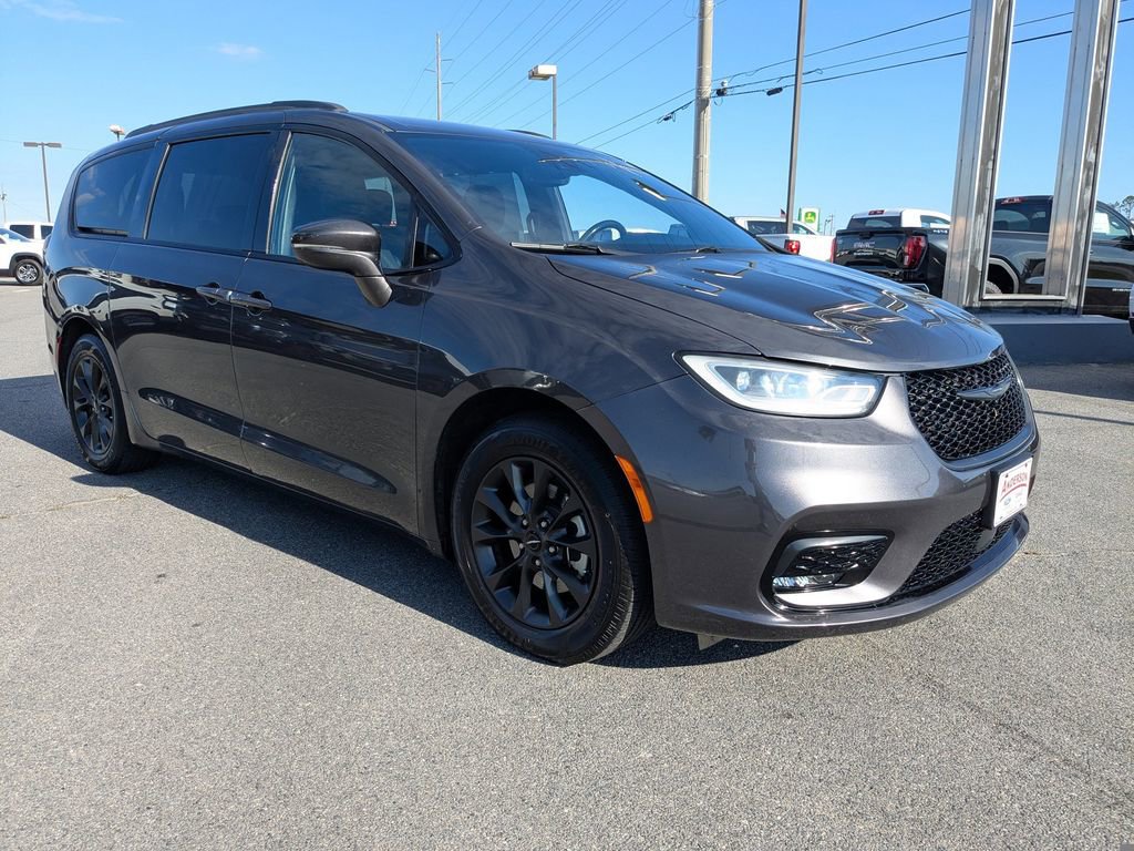 Used 2021 Chrysler Pacifica Touring w/ S Appearance Package image 2
