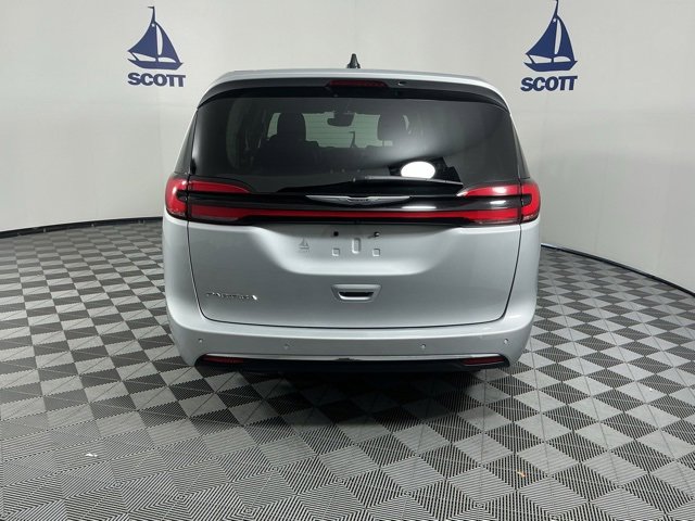 Used 2024 Chrysler Pacifica Touring-L image 5