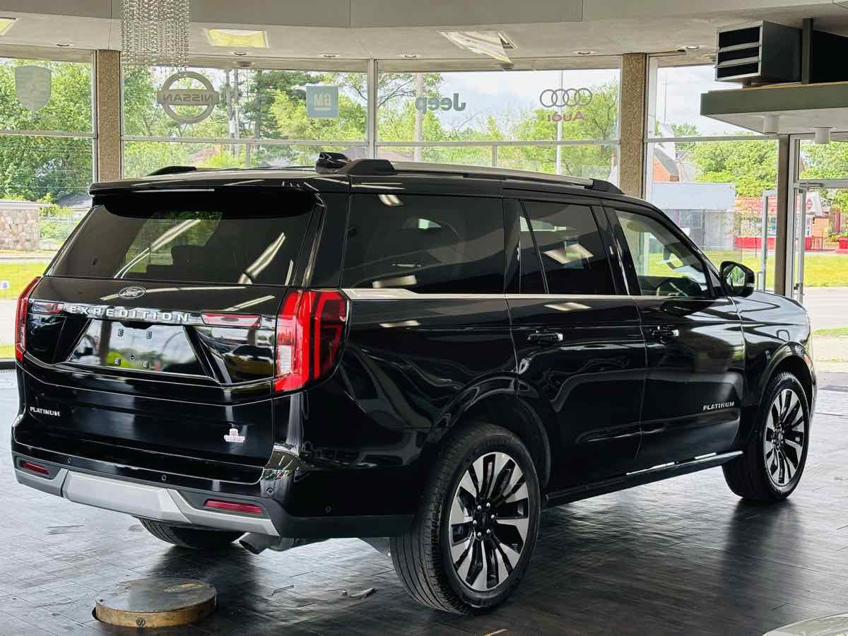 Used 2025 Ford Expedition Platinum w/ Driver's Package AWD/4WD image 7