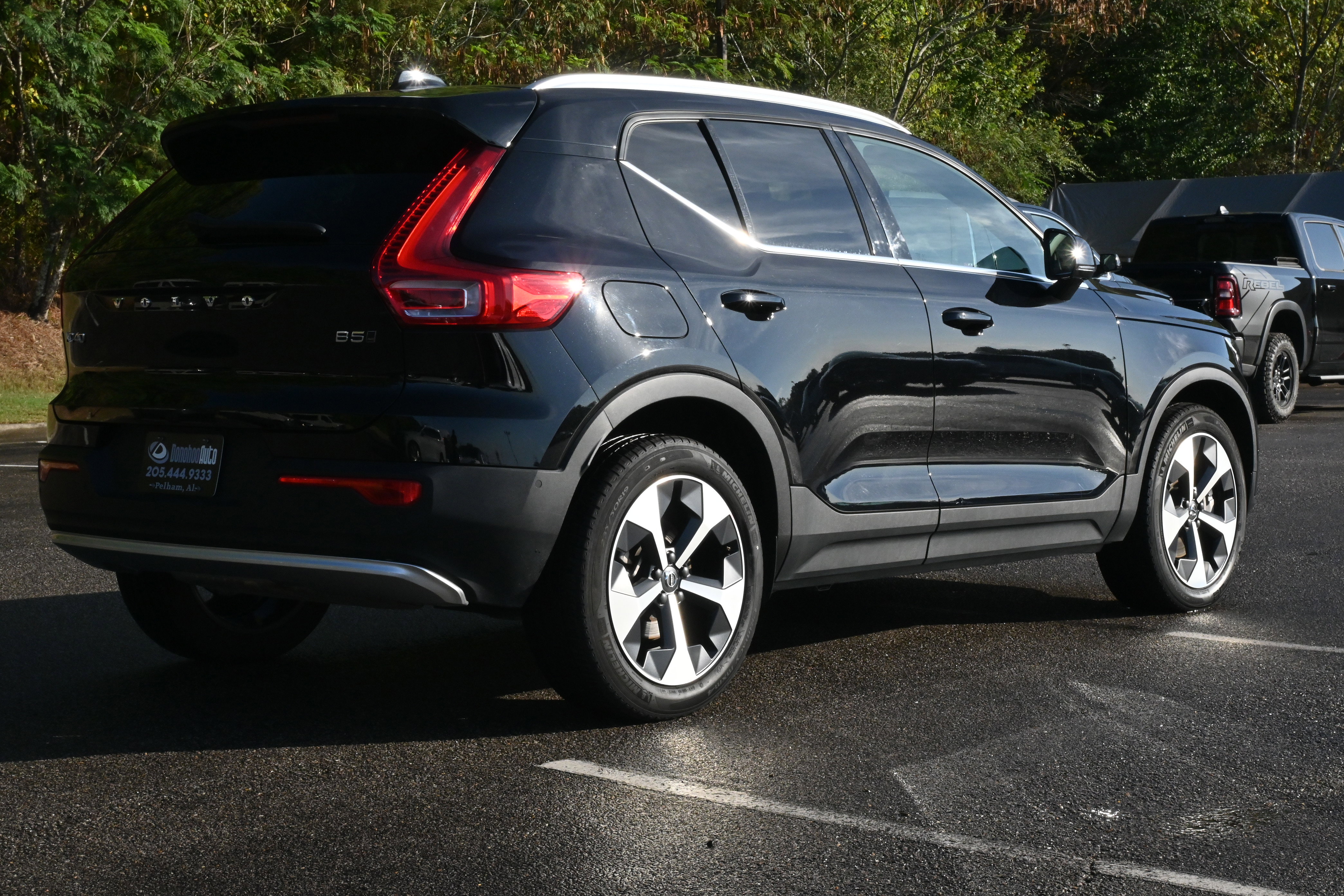 Used 2025 Volvo XC40 B5 Plus image 9