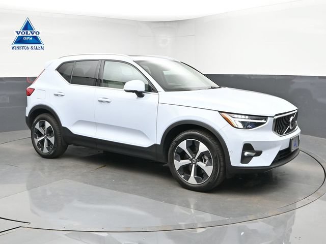 Used 2025 Volvo XC40 B5 Plus AWD/4WD image 1