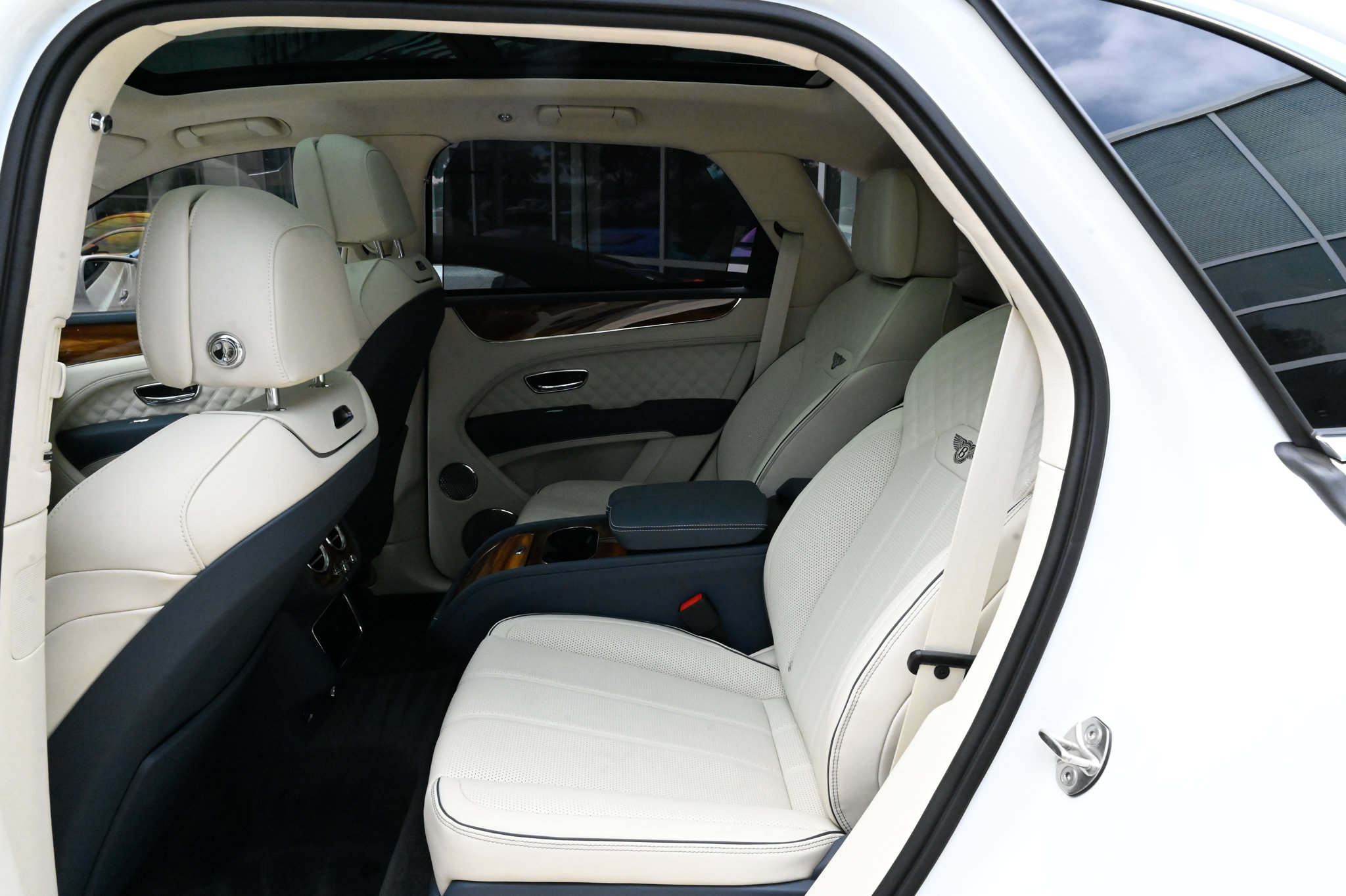 Used 2023 Bentley Bentayga AWD/4WD image 37