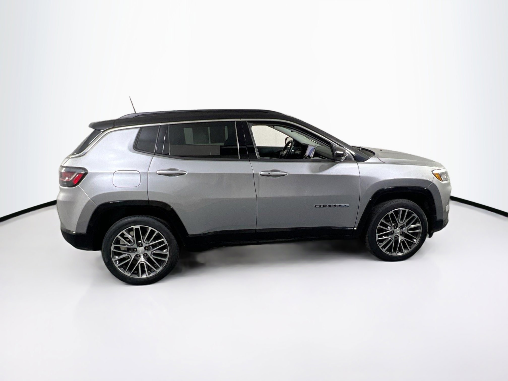 Used 2022 Jeep Compass Limited w/ Elite Group AWD/4WD image 4