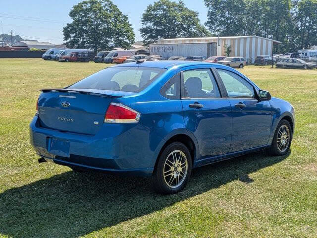 Used 2010 Ford Focus SE FWD image 3